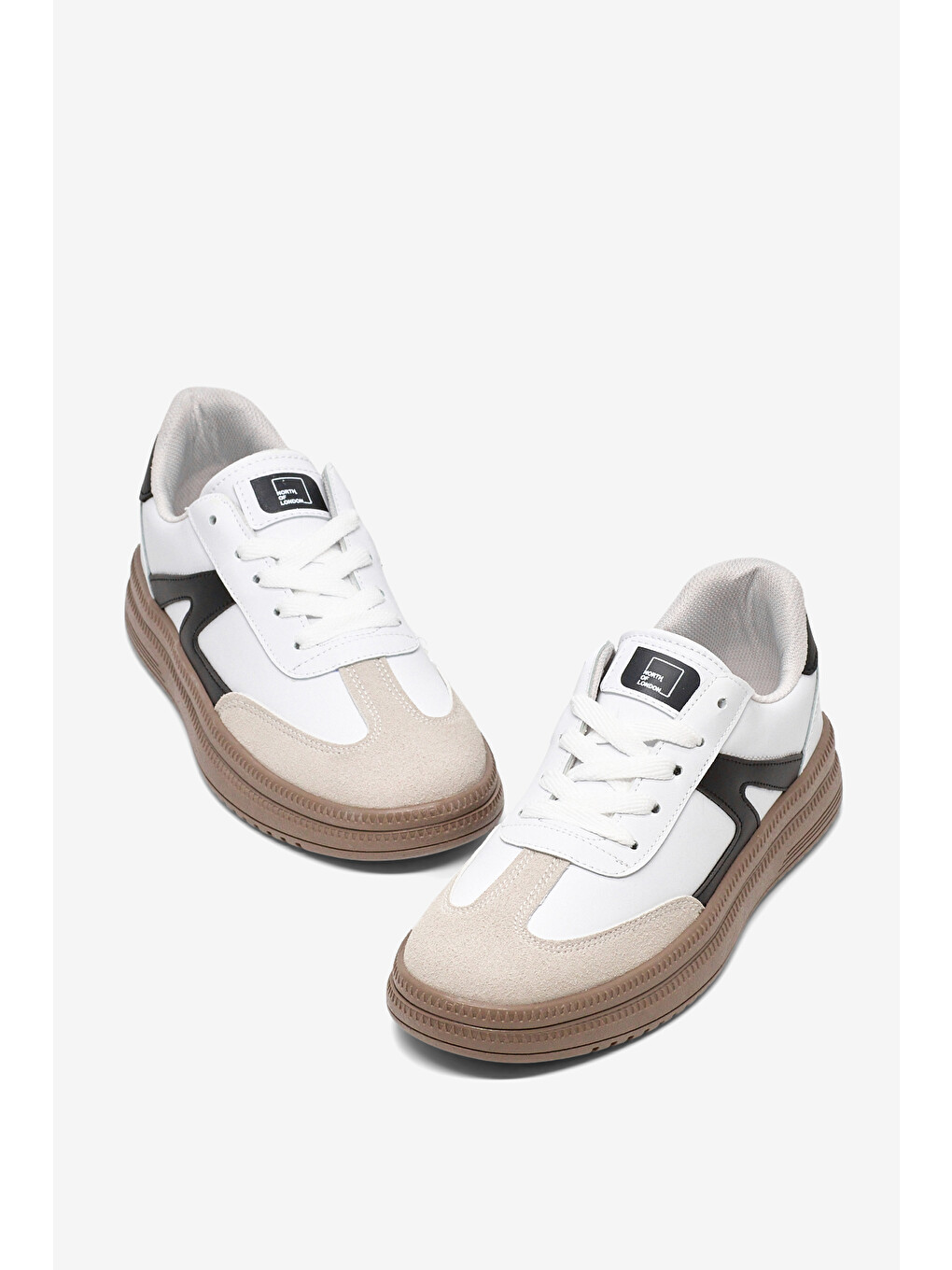 Kadın Beyaz Siyah Rahat Kalıp Kauçuk Taban Bağcıklı Sneaker