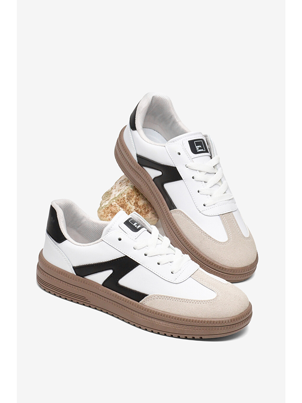 Kadın Beyaz Siyah Rahat Kalıp Kauçuk Taban Bağcıklı Sneaker-1