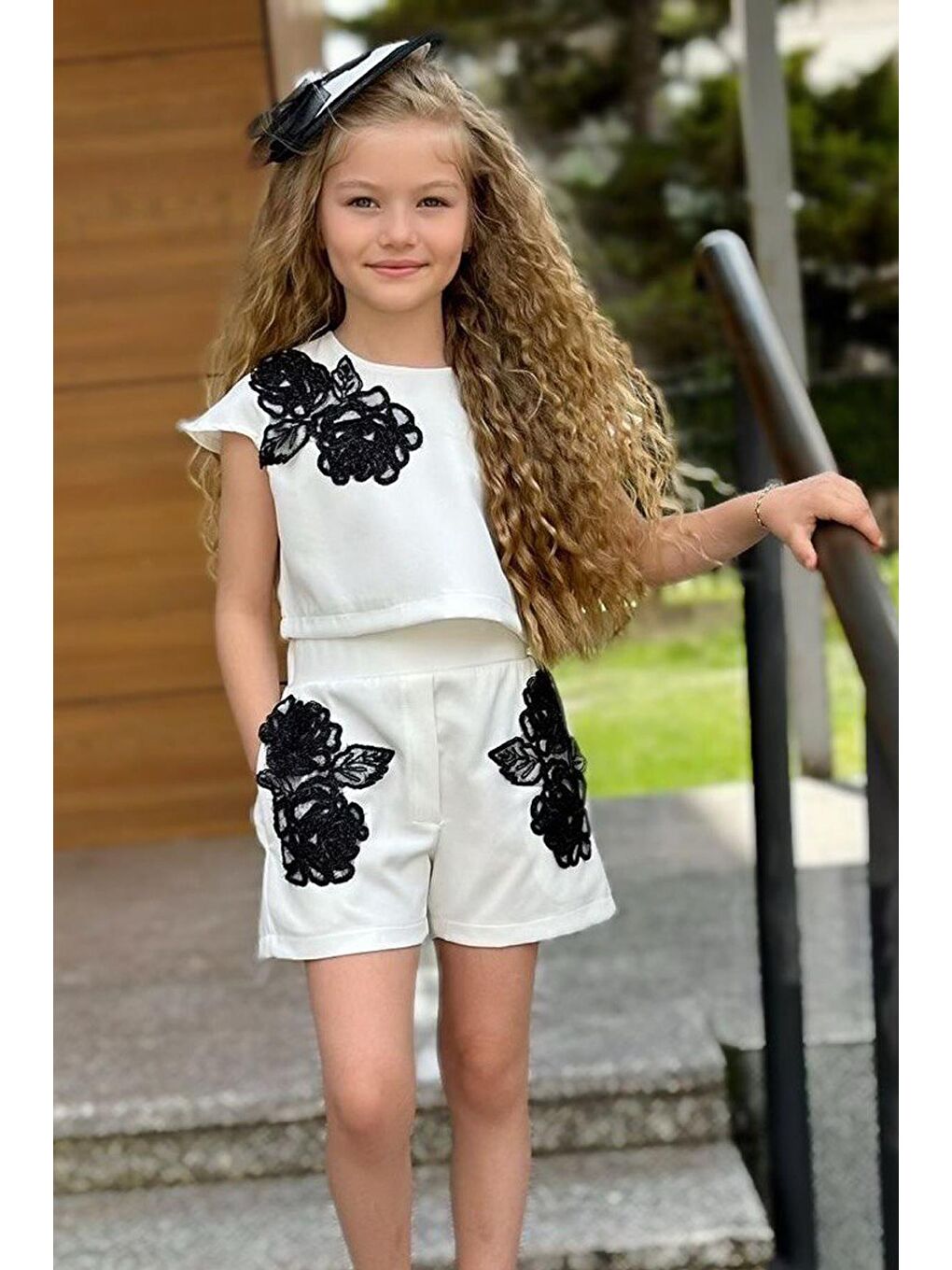 Kız Çocuk Omzu Düğmeli Çiçek İşlemeli Beyaz Şortlu Takım