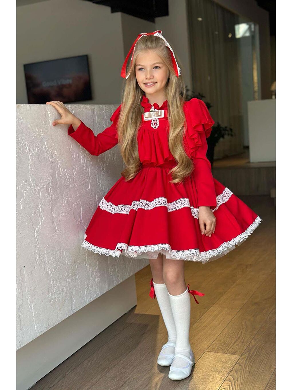 Kız Çocuk Göğsü ve Yakası Fırfırlı Eteği Pliseli Dantel Şerit Detaylı Kırmızı Elbise-1