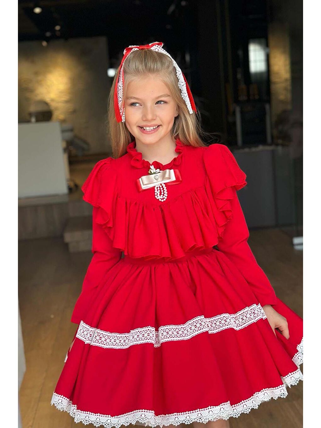Kız Çocuk Göğsü ve Yakası Fırfırlı Eteği Pliseli Dantel Şerit Detaylı Kırmızı Elbise-2