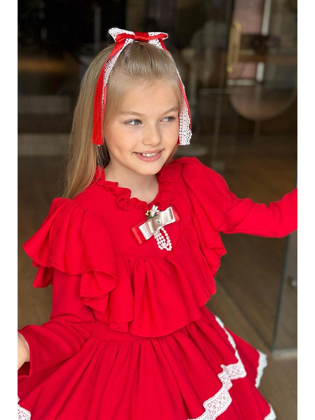 Kız Çocuk Göğsü ve Yakası Fırfırlı Eteği Pliseli Dantel Şerit Detaylı Kırmızı Elbise-3