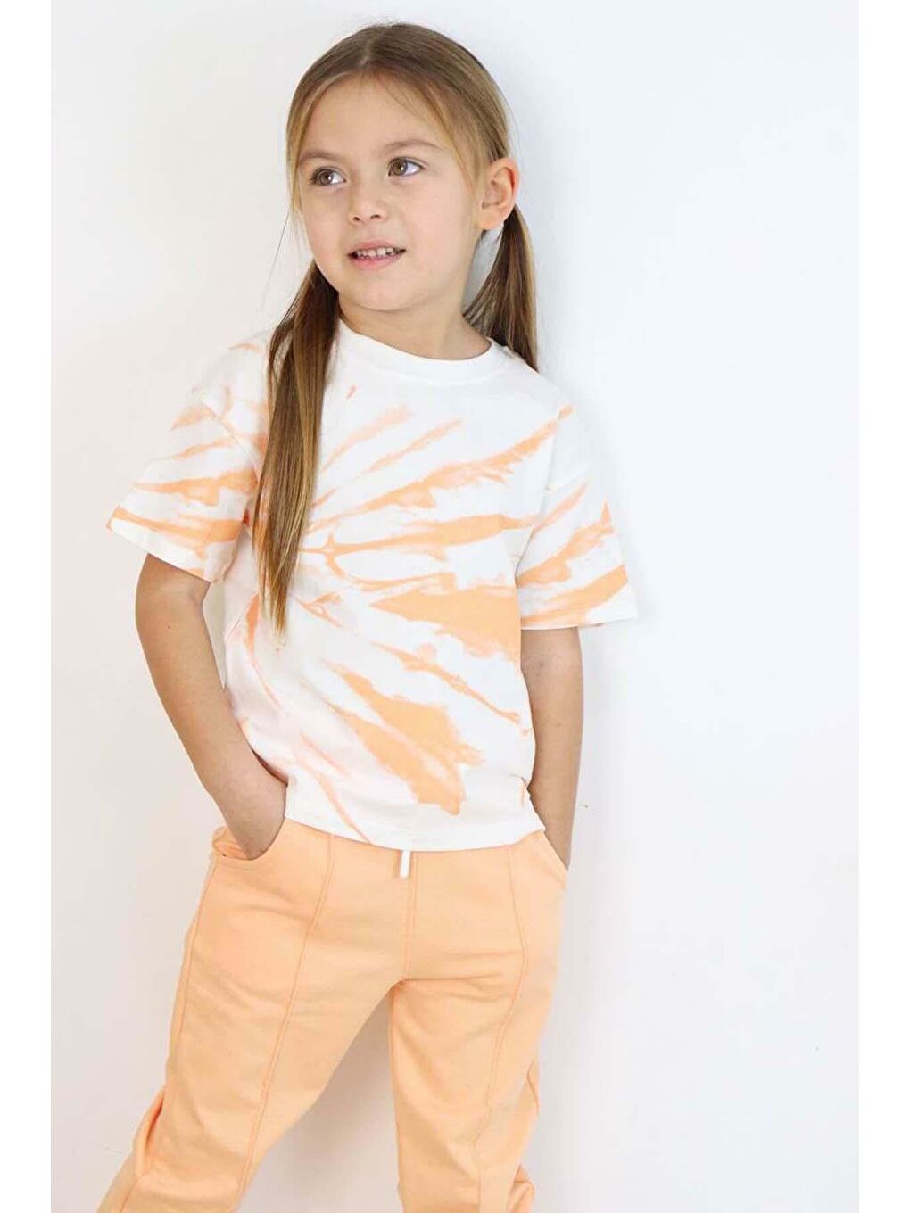 Pembe Kız Çocuk Bisiklet Yaka Boya Desenli T-Shirt Cımalı Somon Eşofman Takım-1