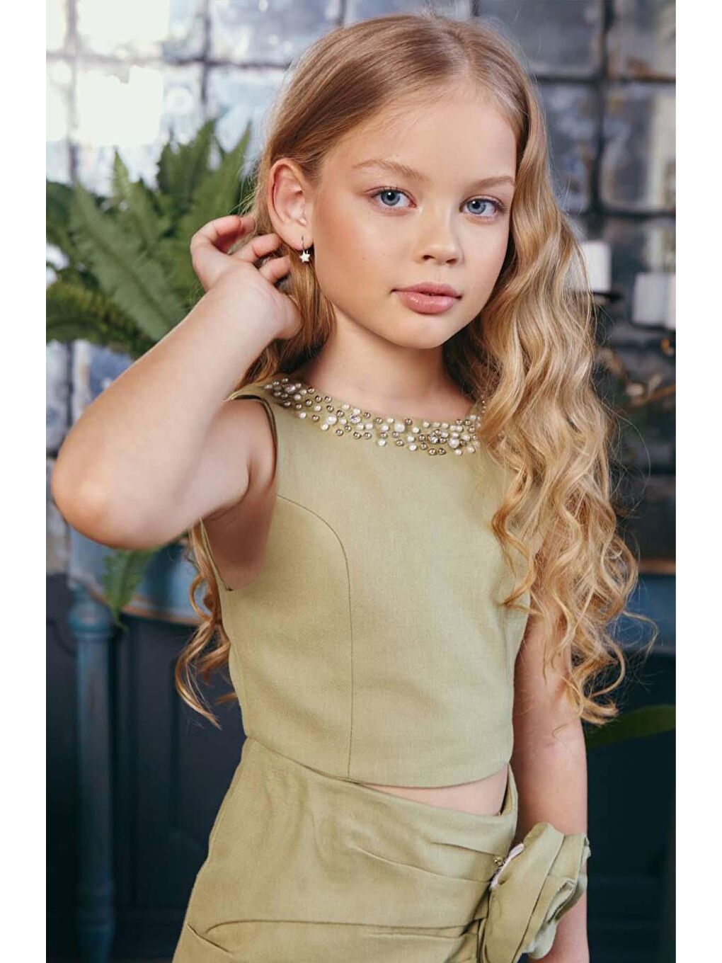 Kız Çocuk Sıfır Kol İnci İşlemeli Crop Asimetrik Kesim Broşlu Keten Zeytin Yeşili Etekli Takım-3