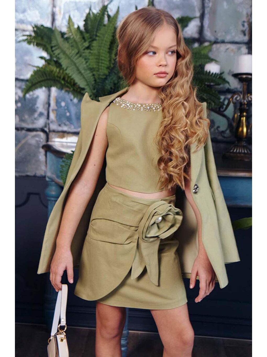 Kız Çocuk Sıfır Kol İnci İşlemeli Crop Asimetrik Kesim Broşlu Keten Zeytin Yeşili Etekli Takım-2