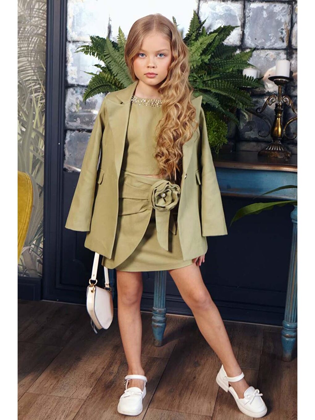 Kız Çocuk Sıfır Kol İnci İşlemeli Crop Asimetrik Kesim Broşlu Keten Zeytin Yeşili Etekli Takım-1