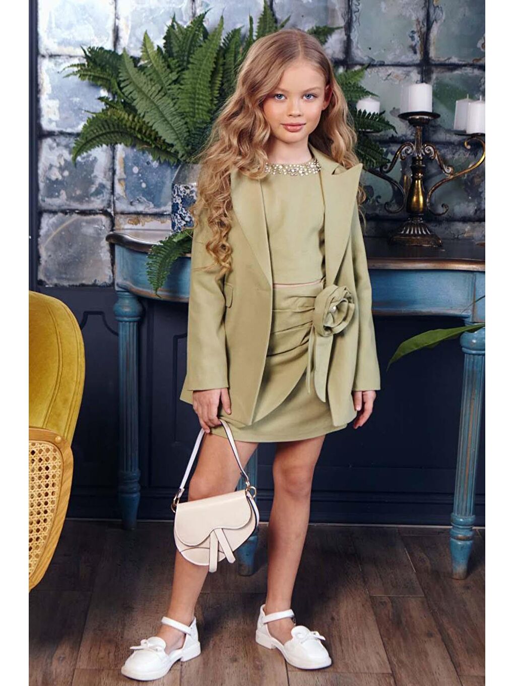 Kız Çocuk Sıfır Kol İnci İşlemeli Crop Asimetrik Kesim Broşlu Keten Zeytin Yeşili Etekli Takım