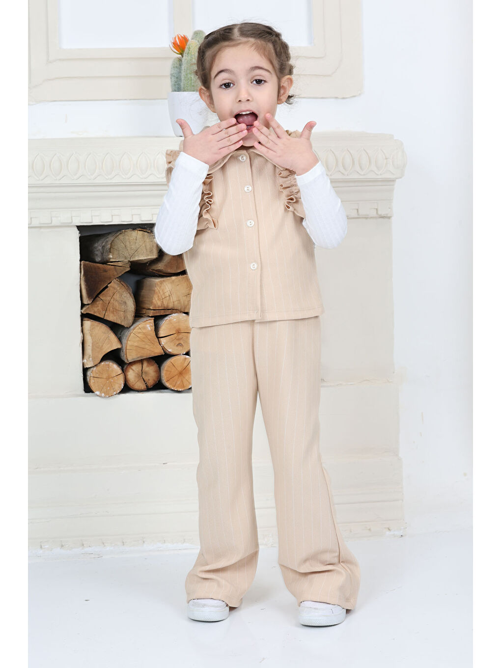 Kız Çocuk Bej Kız Çocuk Çizgili Omuz Detay Düğmeli Yelek ve Salaş Pantolon Alt Üst Takım - 26819-1