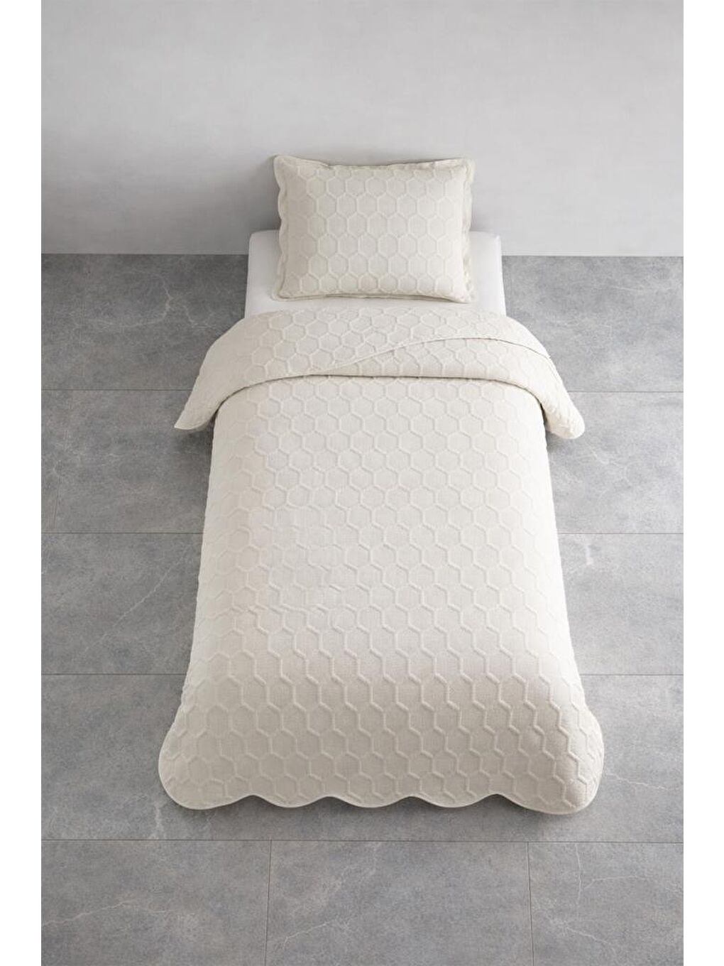 Cenevre Elyaf Dolgulu Tek Kişilik 180x240 Cm Yatak Örtüsü Bej