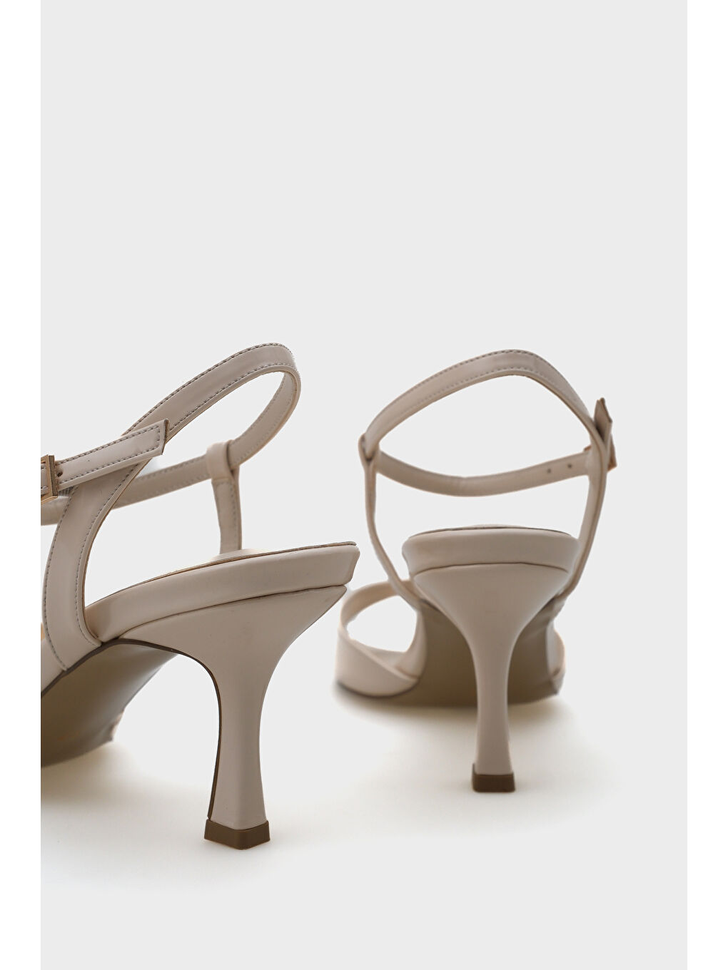 Ekru Dale Orta Topuklu Bilekten Bantlı Tokalı Kadın Sandalet-5