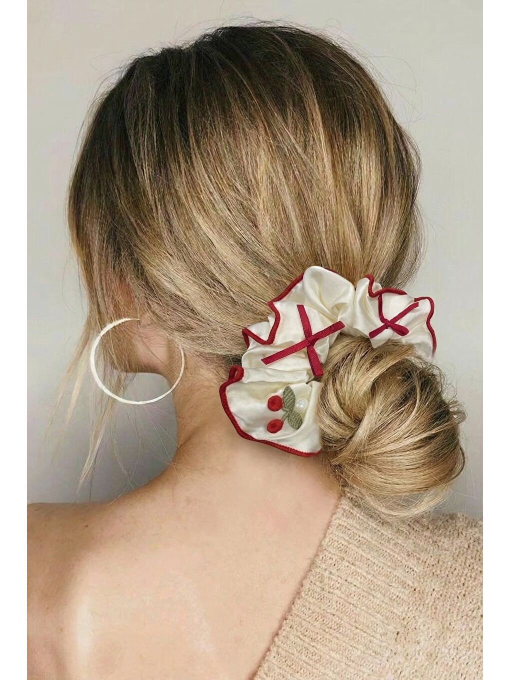 Kirazlı İnci Detaylı Saten Ekru Lastik Toka