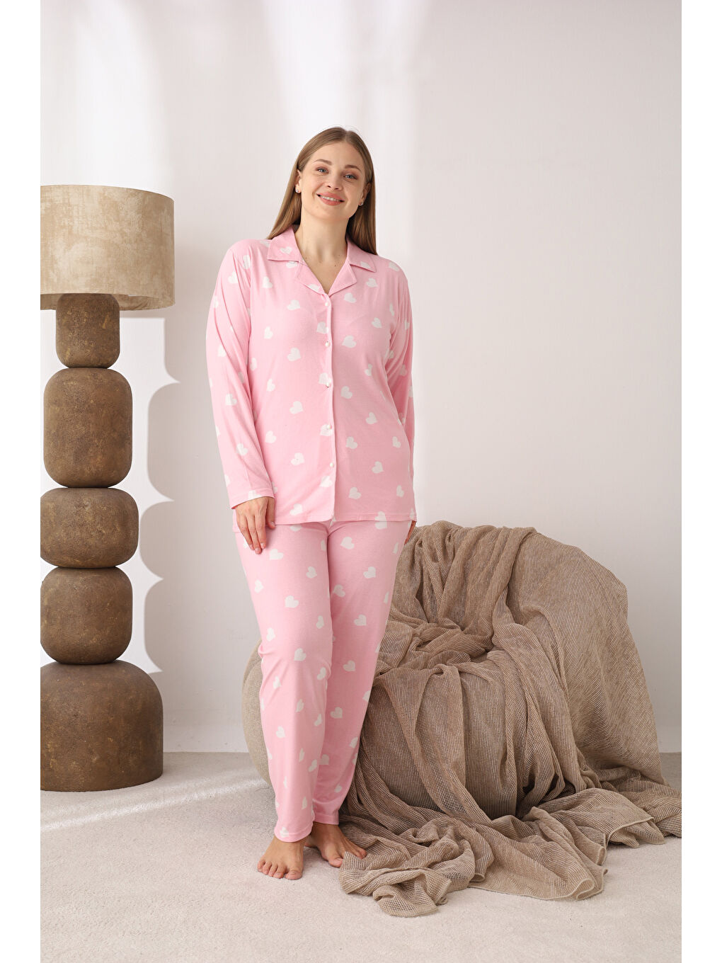 Pembe Boydan Düğmeli Kalp Desenli Süet Kumaş Büyük Beden Kadın Pijama Takımı 555