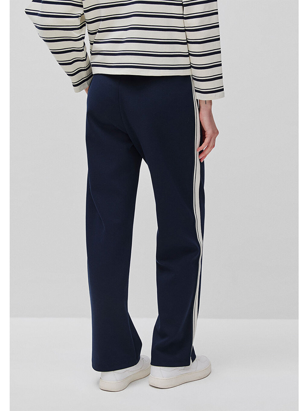 Kadın Lacivert Pamuk ve Modal Karışımlı Yanları Şeritli Düz Paça Eşofman Altı-1