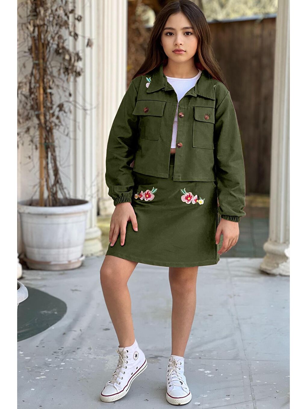 Kız Çocuk Omuzlarında Çiçek işlemeli Ceket Croplu Gabardin Haki Etekli Takım