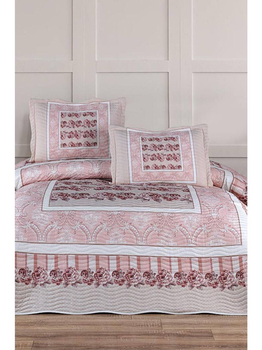 Pembe Ventora Baskılı Kapitoneli Çift Kişilik Yatak Örtüsü Pudra