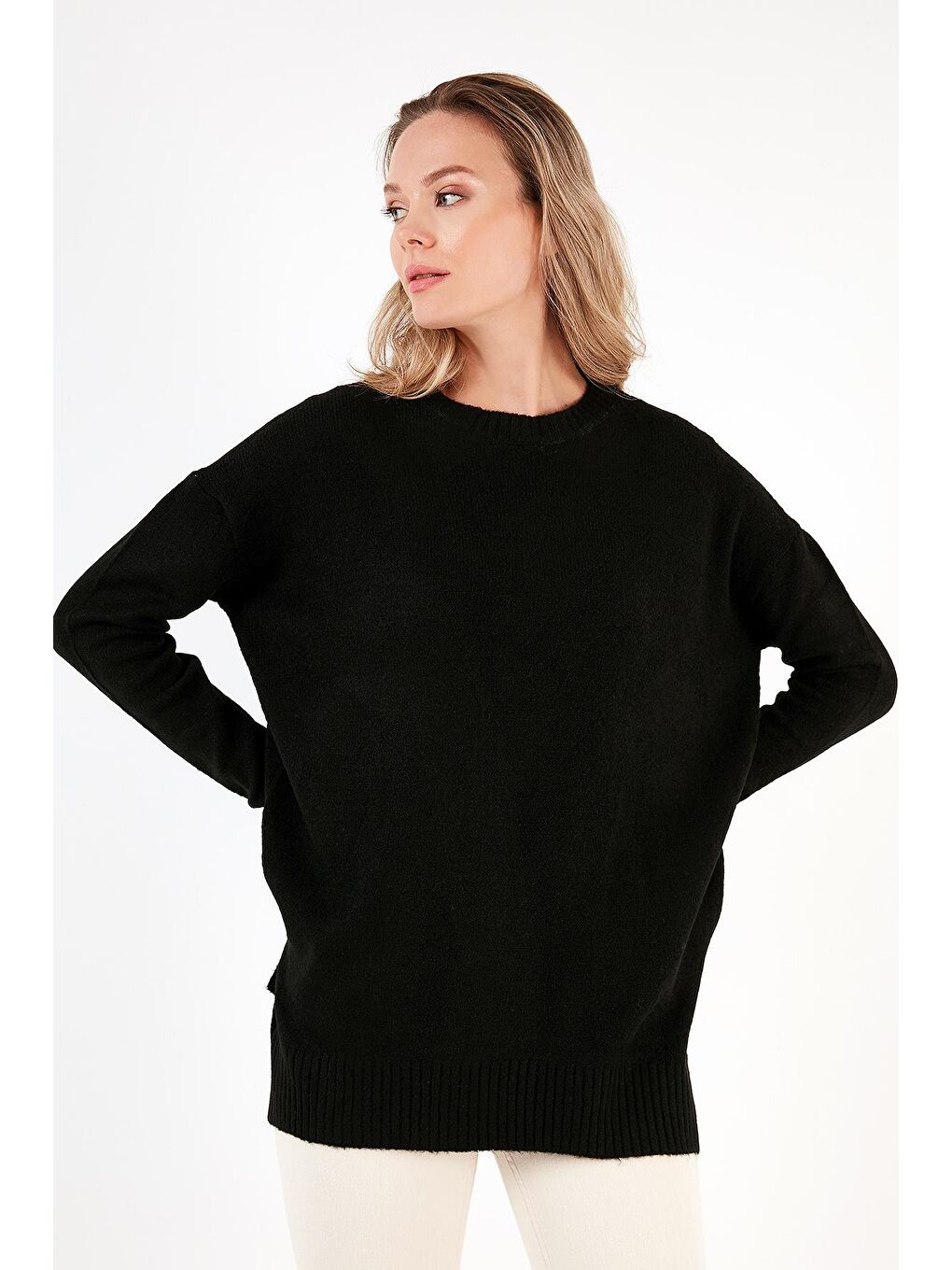 Siyah Rahat Kesim Yırtmaç Detaylı Bisiklet Yaka Kadın Kazak 4616142Y-1