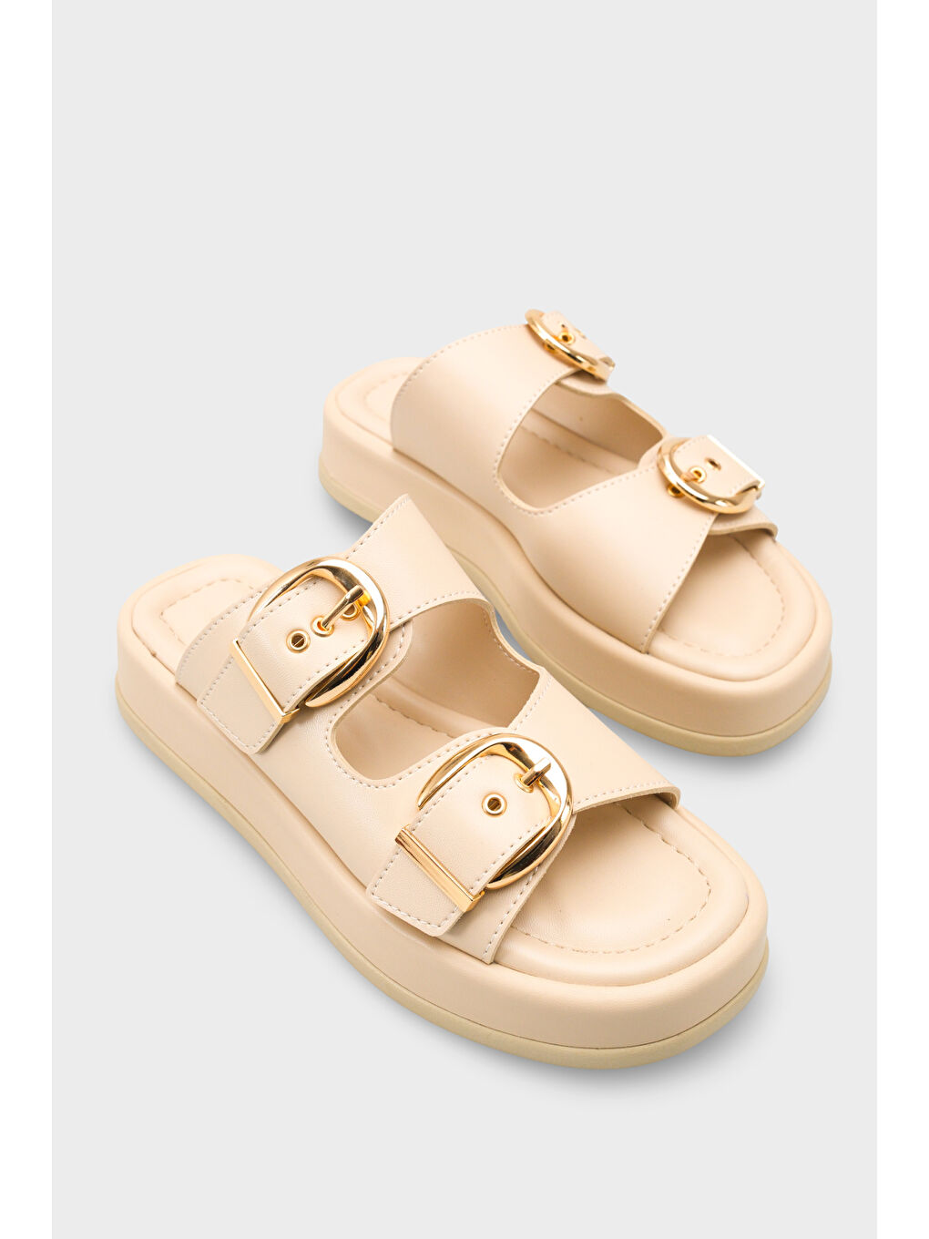 Bej Vivien Dolgu Topuklu Çift Bantlı Tokalı Kadın Terlik-1