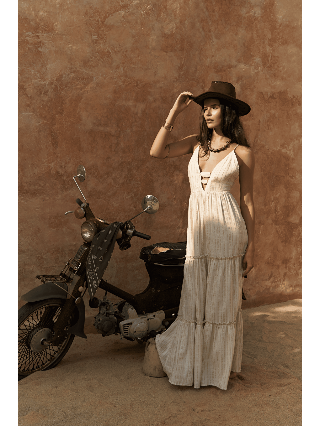 Asman Boncuk Detay Bej Elbise