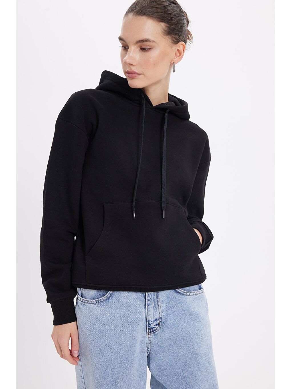 Kadın Oversize Geniş Kesim Pamuklu Yumuşak Dokulu İçi Polarlı Basic Siyah Kapüşonlu Sweatshirt-1