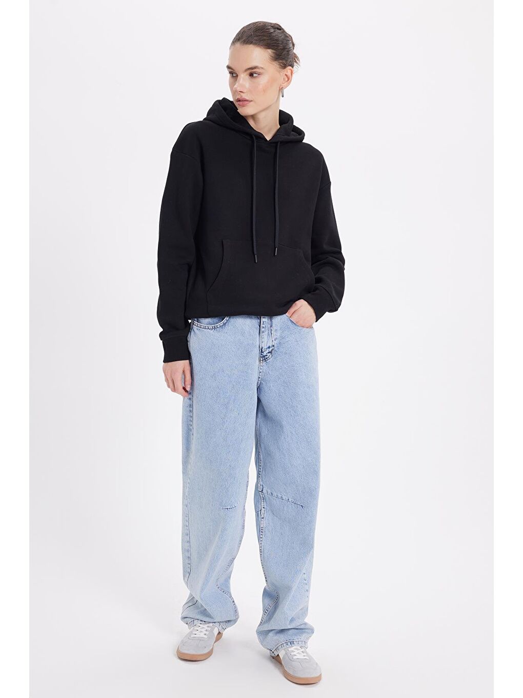 Kadın Oversize Geniş Kesim Pamuklu Yumuşak Dokulu İçi Polarlı Basic Siyah Kapüşonlu Sweatshirt-3