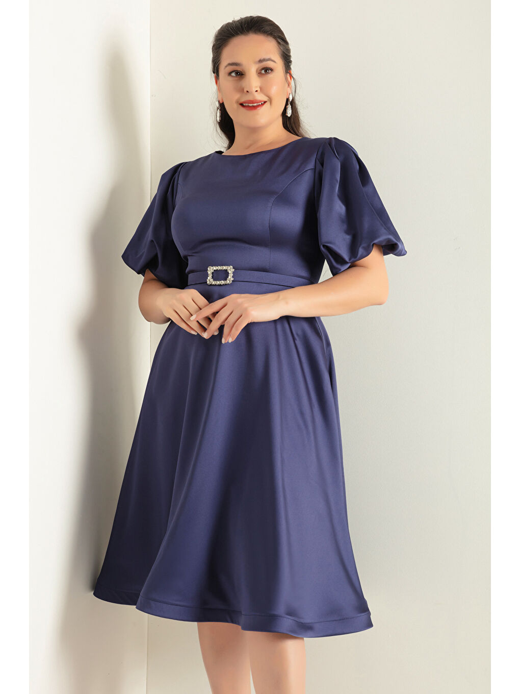 Kadın Lacivert Balon Kollu Taşlı Kemerli Büyük Beden Saten Abiye Elbise