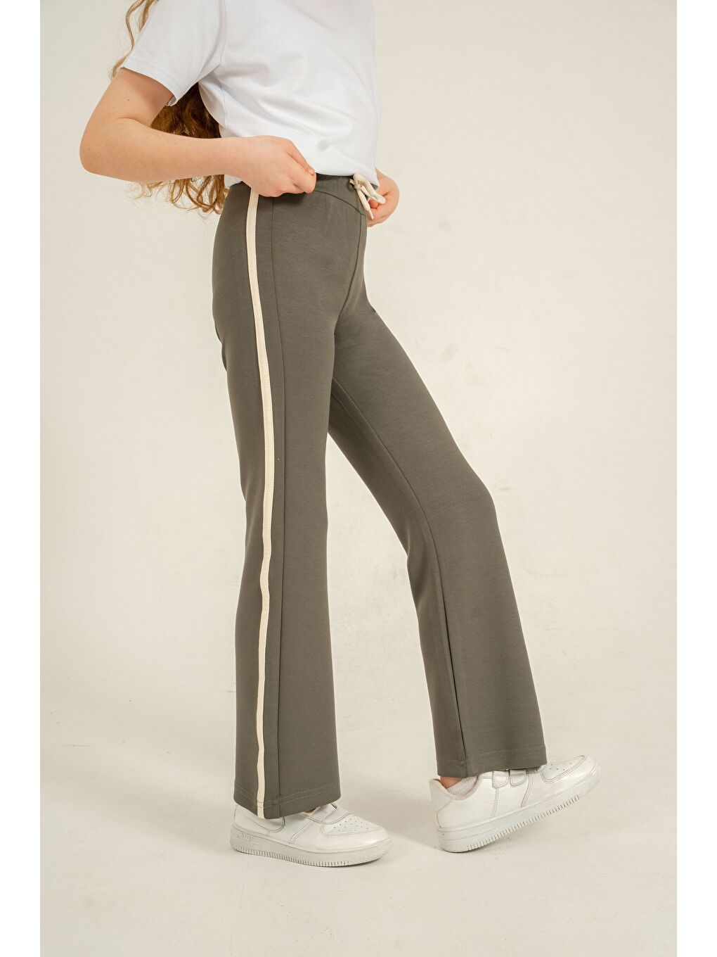 Haki Geniş Paçalı Yanlar Biye Şeritli Yumuşak Dokulu - Comfort Kumaş Kız Çocuk Eşofman Altı-1