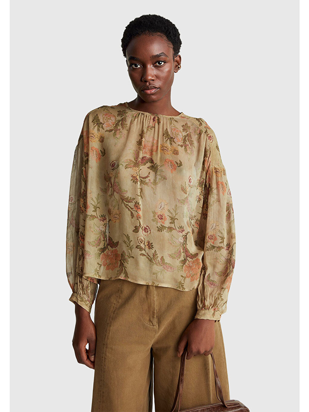 Kadın Bej %100 Viskoz Çiçek Desenli Dökümlü Bluz
