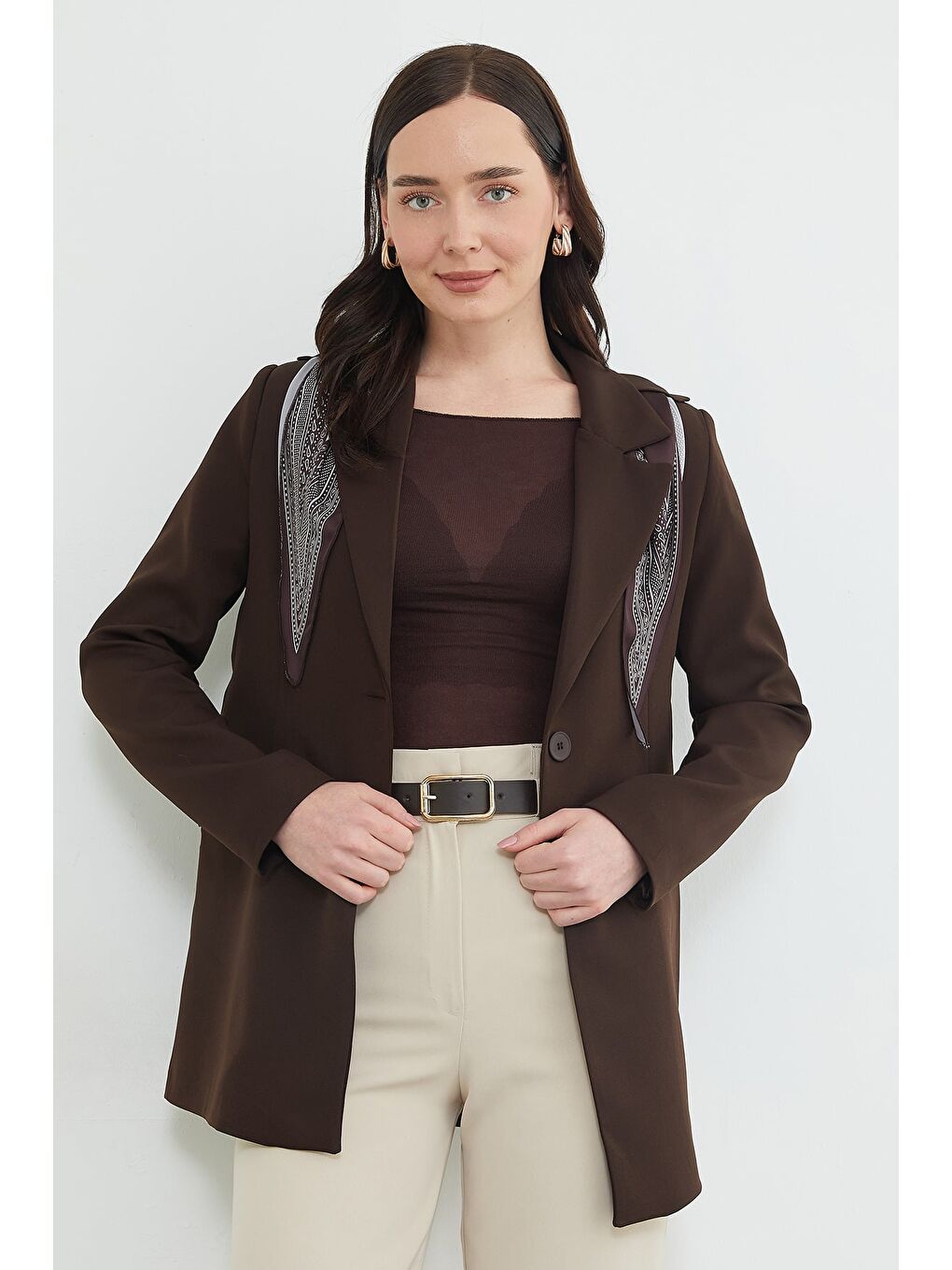 Kahverengi Fular Detaylı Omuz Vatkalı Blazer Ceket-1