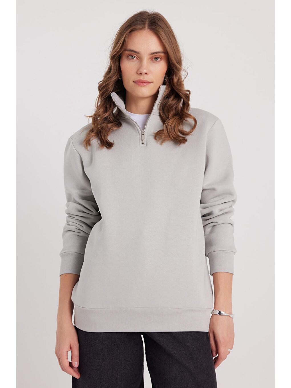 Bej Kadın Relax Fit Rahat Kesim Pamuklu İçi Polarlı Yarım Fermuarlı Taş Renk Dik Yaka Sweatshirt