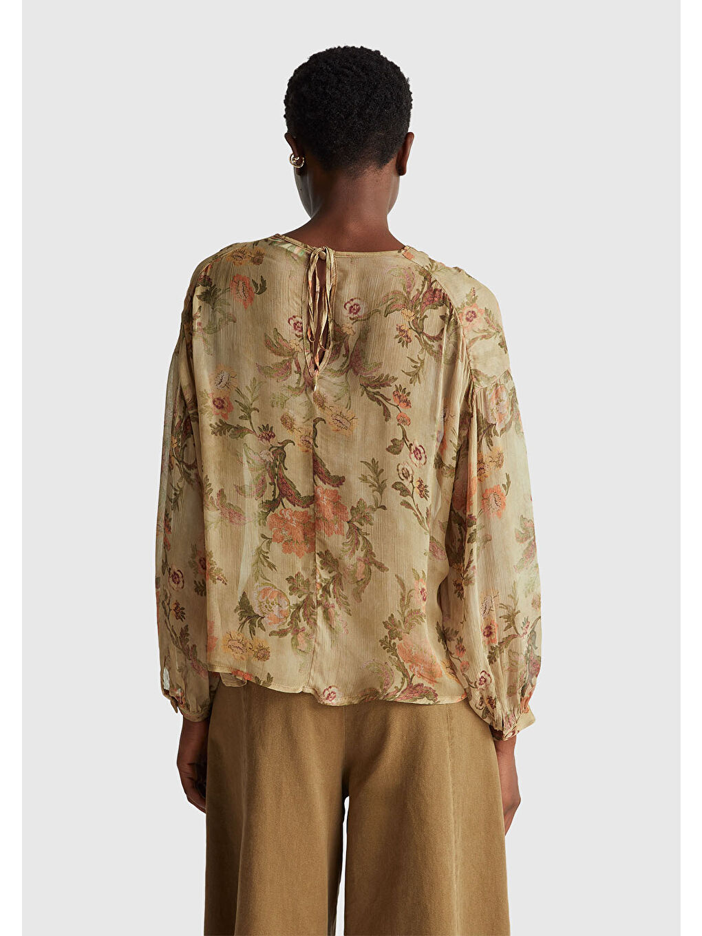 Kadın Bej %100 Viskoz Çiçek Desenli Dökümlü Bluz-2