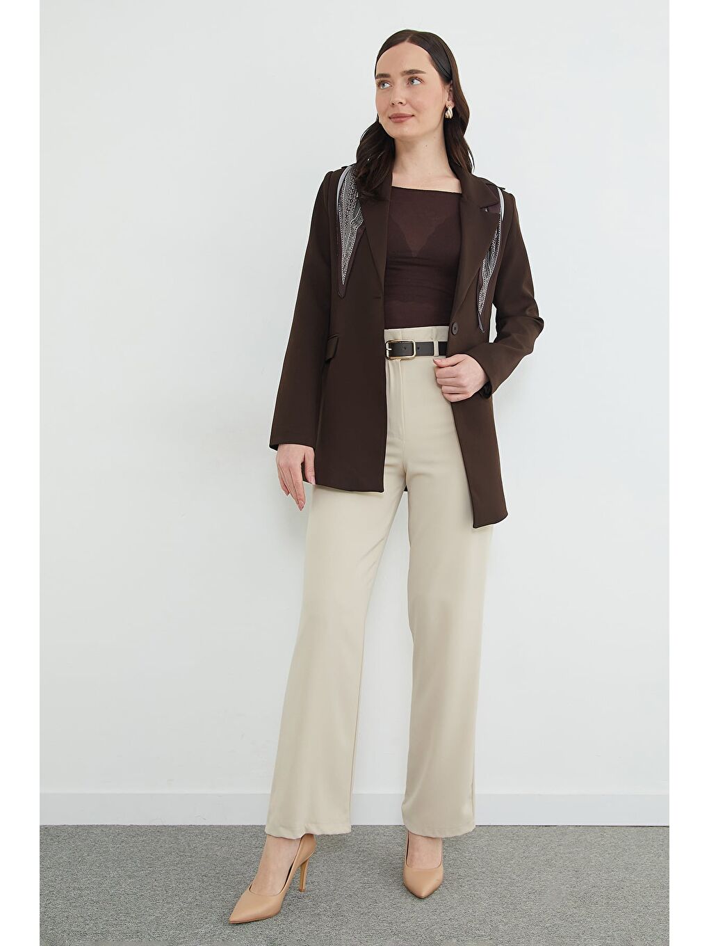 Kahverengi Fular Detaylı Omuz Vatkalı Blazer Ceket-2