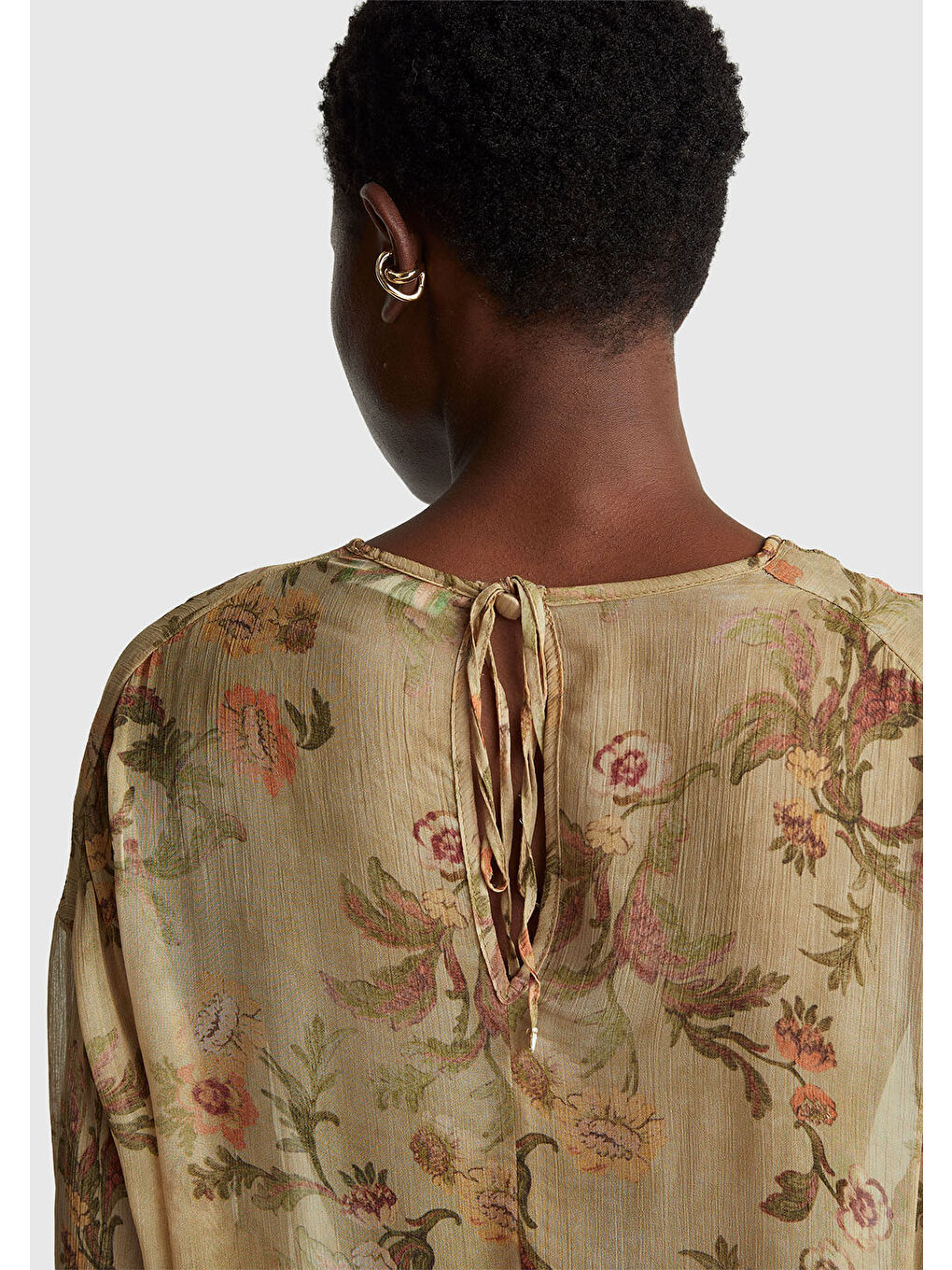 Kadın Bej %100 Viskoz Çiçek Desenli Dökümlü Bluz-5