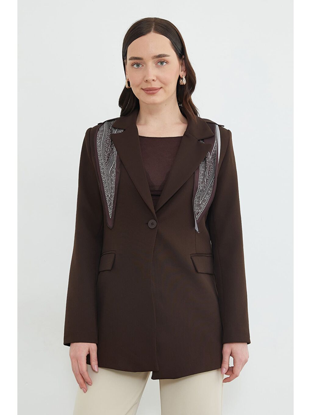 Kahverengi Fular Detaylı Omuz Vatkalı Blazer Ceket-4