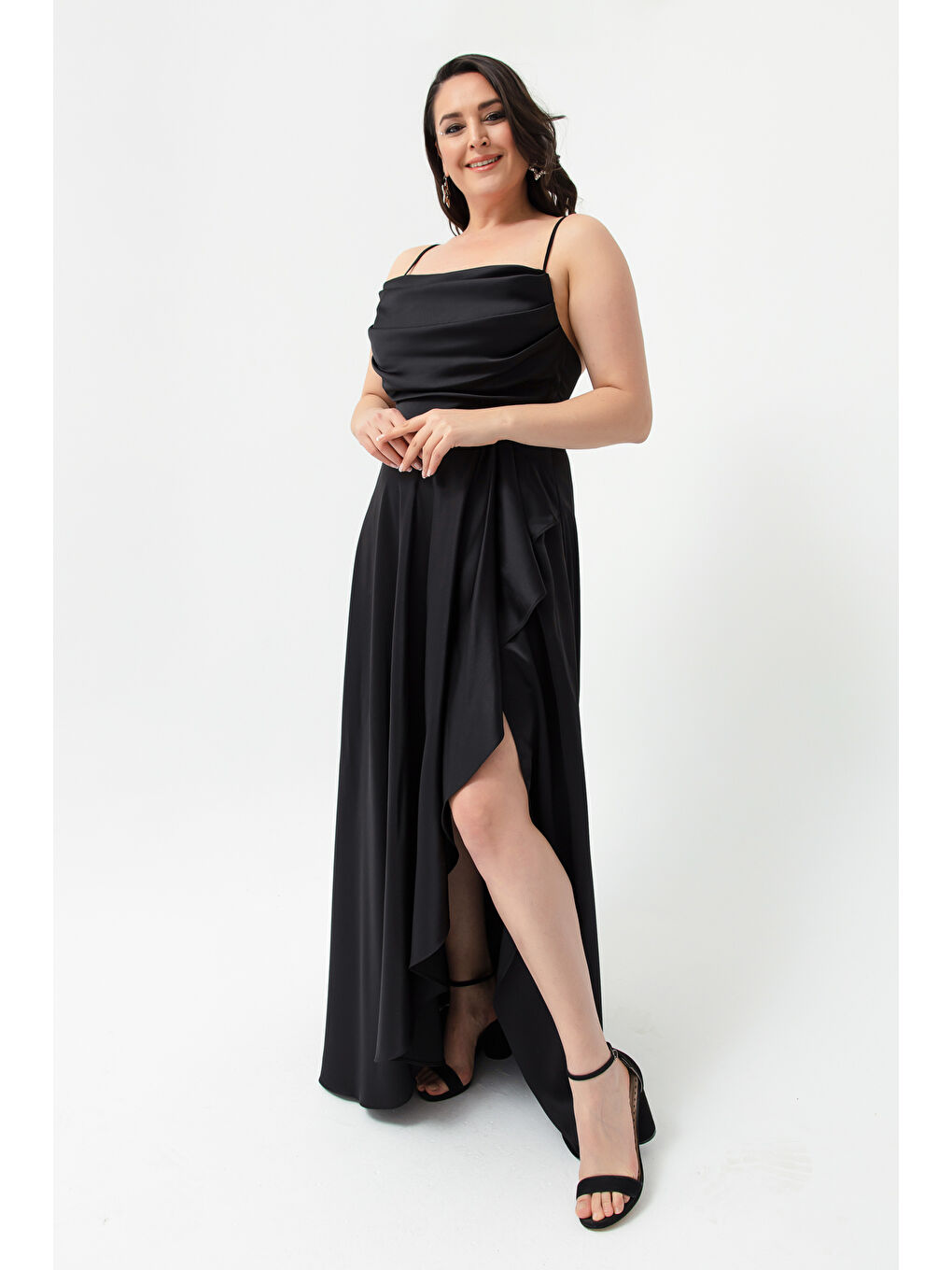 Kadın Siyah Volanlı Yırtmaçlı Büyük Beden Saten Abiye Mezuniyet Elbisesi-1