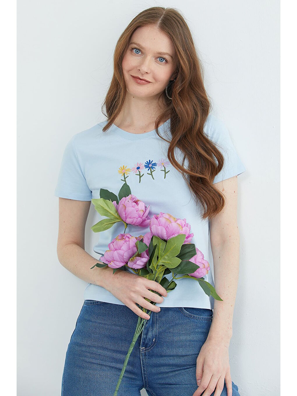 Mavi Çiçek Nakışlı Bisiklet Yaka Tişört-1