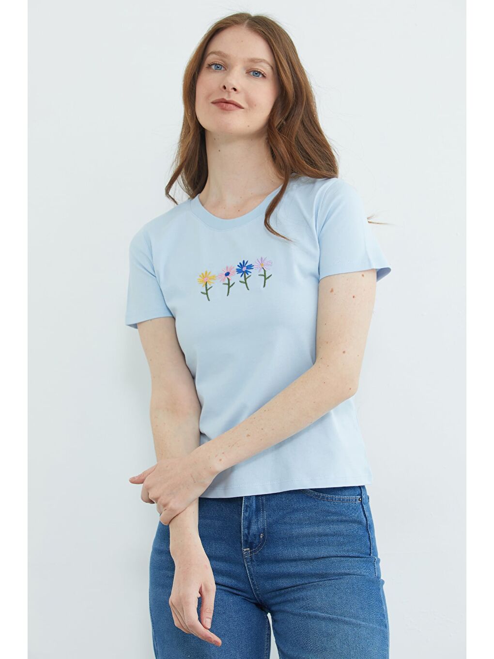 Mavi Çiçek Nakışlı Bisiklet Yaka Tişört-3