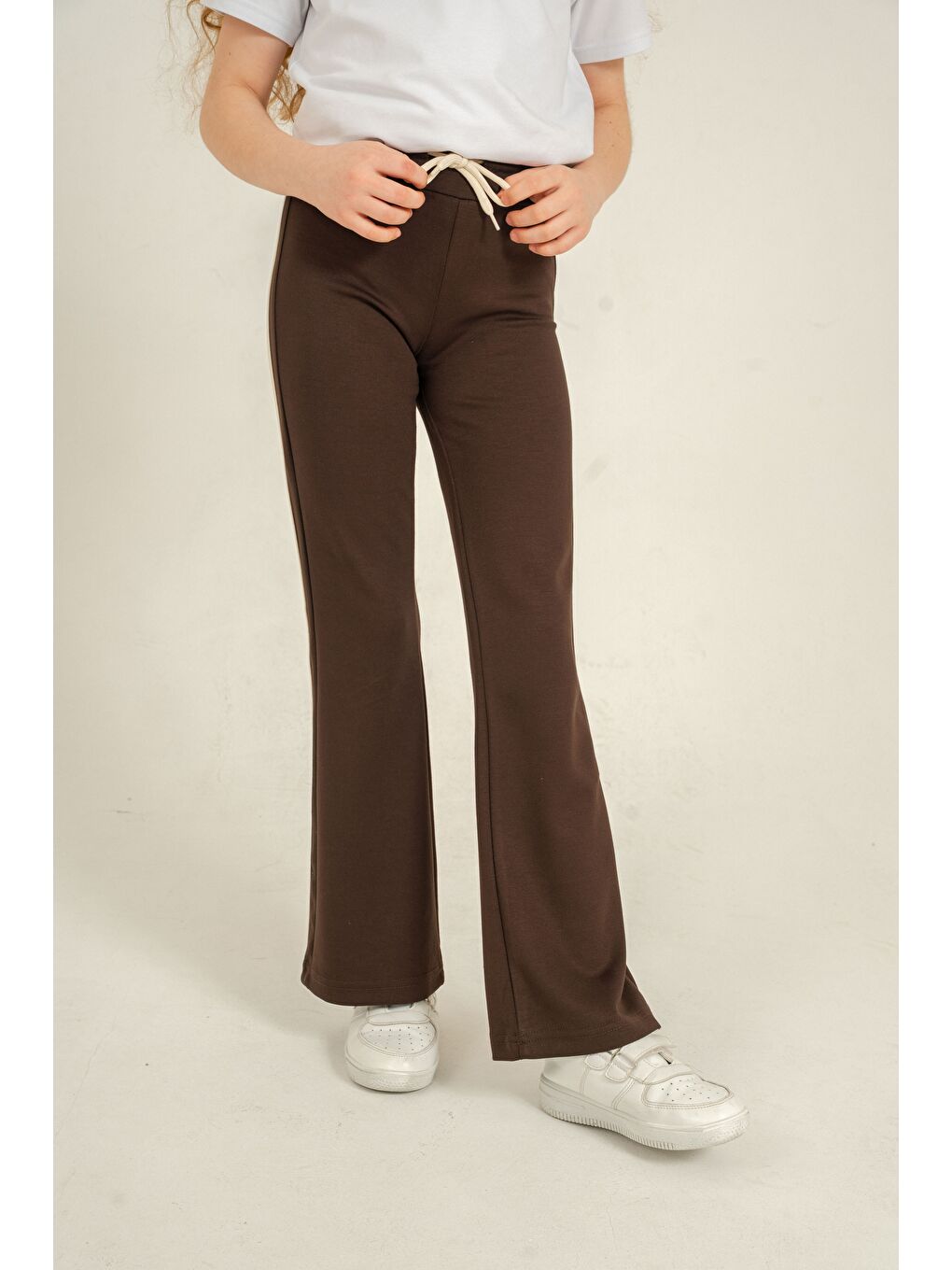 Kahverengi Geniş Paçalı Yanlar Biye Şeritli Yumuşak Dokulu - Comfort Kumaş Kız Çocuk Eşofman Altı-1