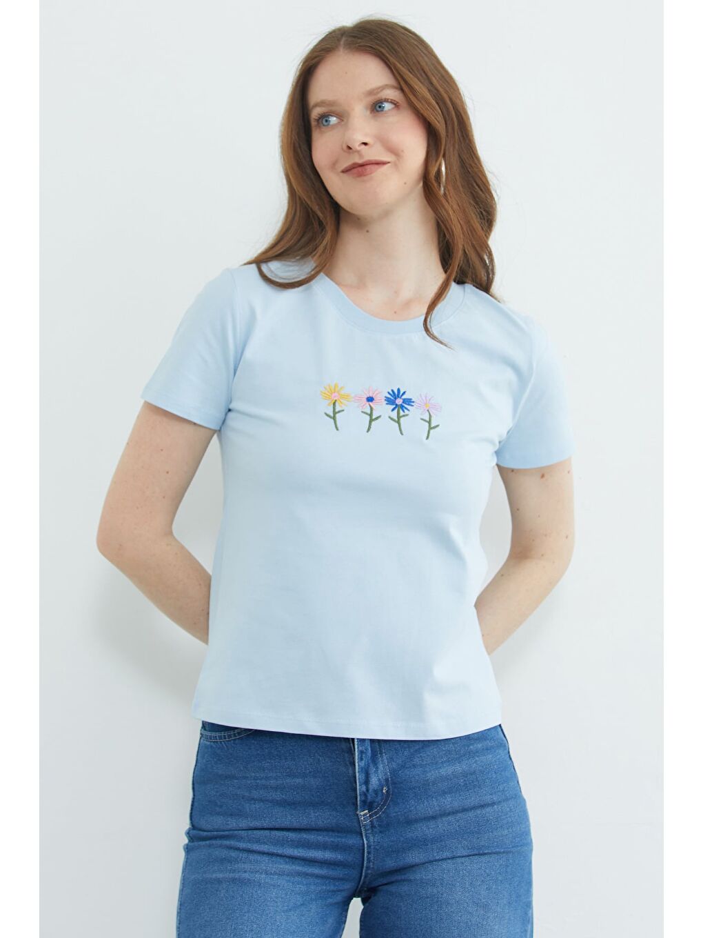 Mavi Çiçek Nakışlı Bisiklet Yaka Tişört-4