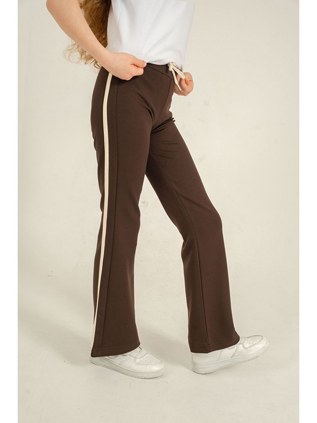 Kahverengi Geniş Paçalı Yanlar Biye Şeritli Yumuşak Dokulu - Comfort Kumaş Kız Çocuk Eşofman Altı-2