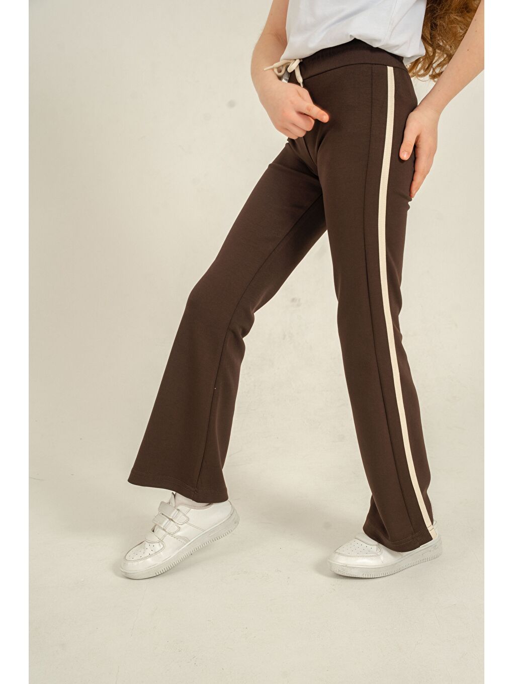 Kahverengi Geniş Paçalı Yanlar Biye Şeritli Yumuşak Dokulu - Comfort Kumaş Kız Çocuk Eşofman Altı-3