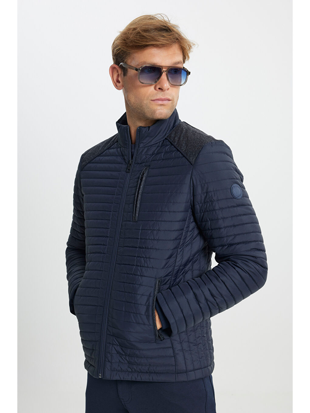 Erkek Lacivert Standart Fit Normal Kesim Kapitone Desenli Dik Yaka Fermuarlı Yan Cep Şişme Mont