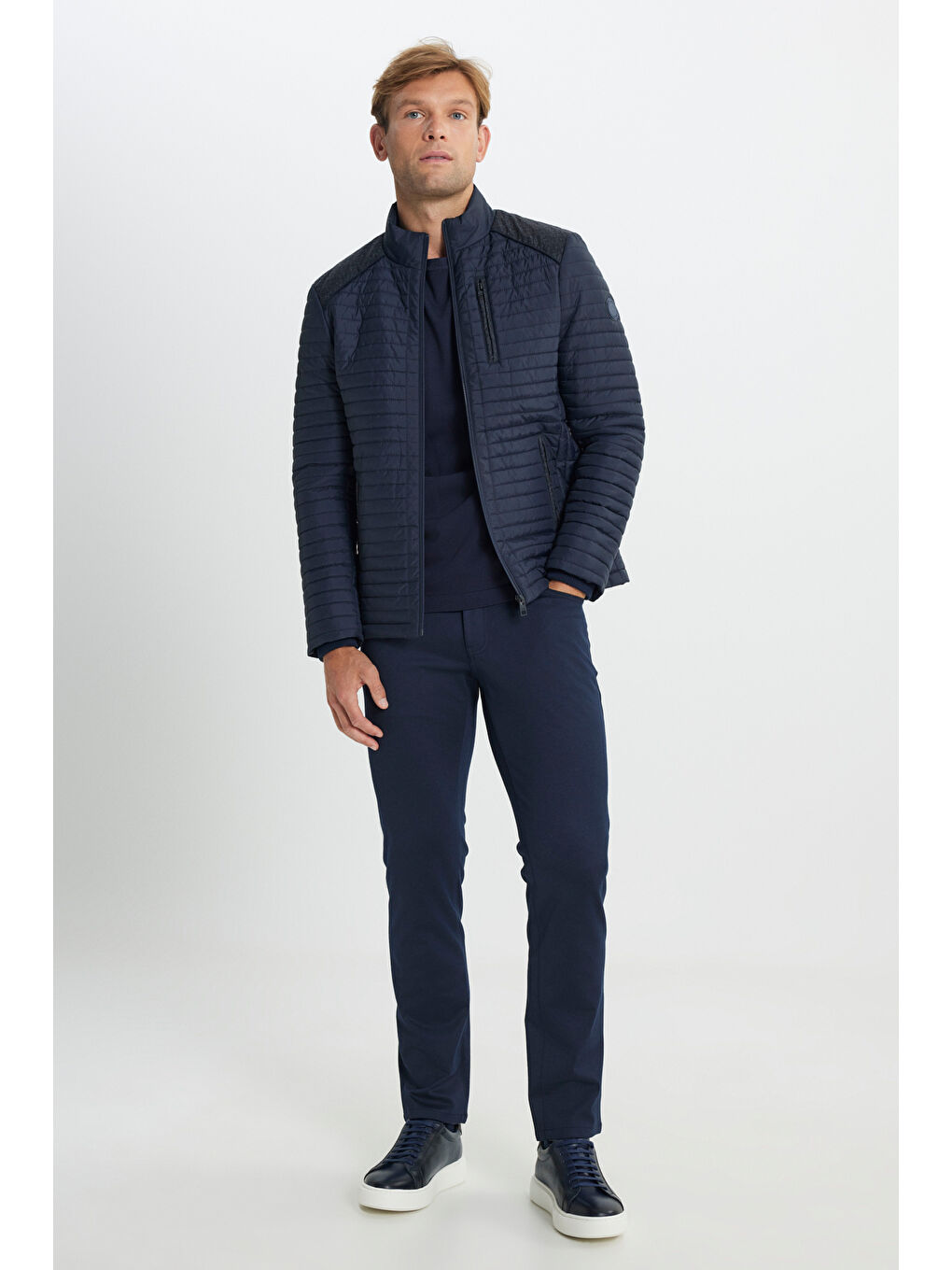 Erkek Lacivert Standart Fit Normal Kesim Kapitone Desenli Dik Yaka Fermuarlı Yan Cep Şişme Mont-1