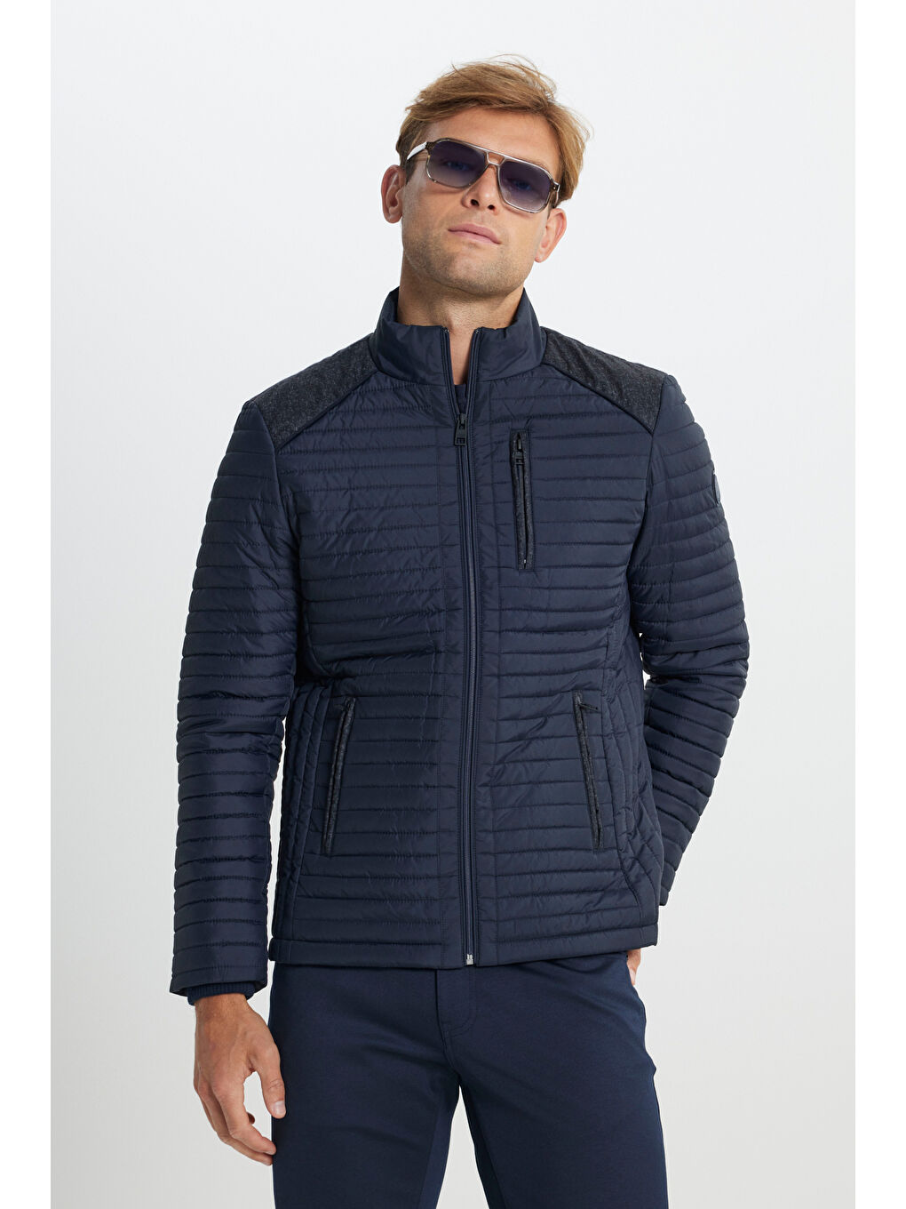 Erkek Lacivert Standart Fit Normal Kesim Kapitone Desenli Dik Yaka Fermuarlı Yan Cep Şişme Mont-3