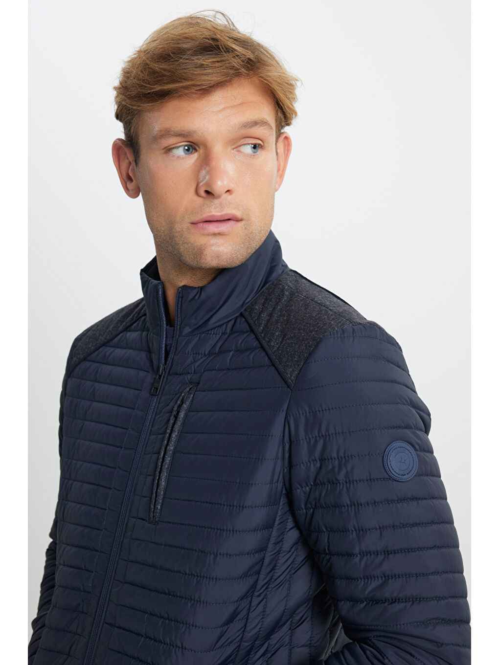 Erkek Lacivert Standart Fit Normal Kesim Kapitone Desenli Dik Yaka Fermuarlı Yan Cep Şişme Mont-4