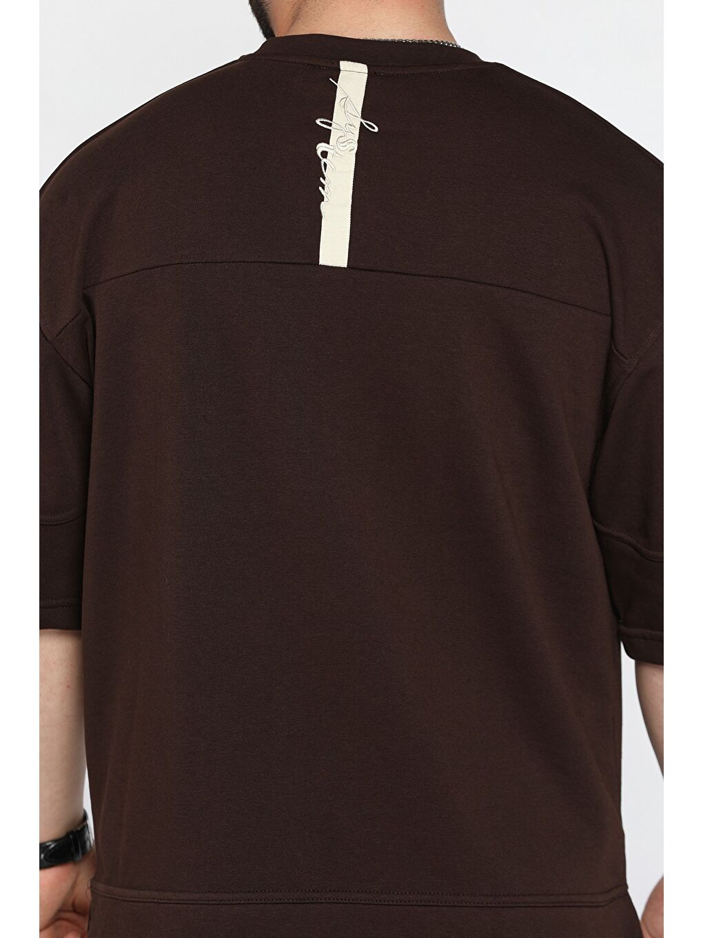 Kahverengi Erkek Bisiklet Yaka Dikiş Detaylı  Tişört-3