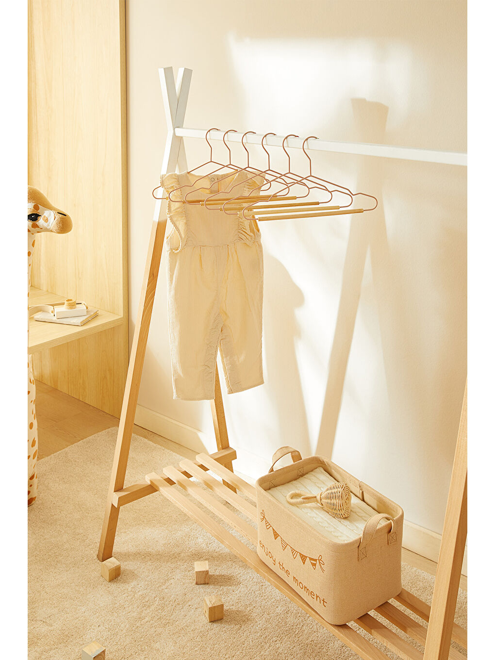 6'lı Ahşap Destekli Mat Pudra Pembe Renk Kauçuk Kaplamalı Metal Çocuk Giysi Askısı 18 x 32 x 0.3 cm-1