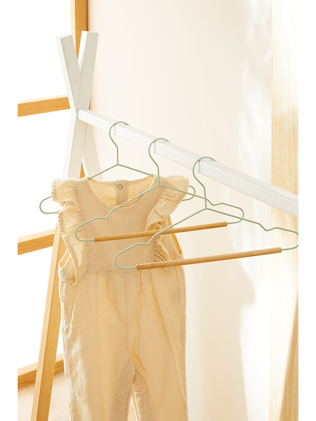 Yeşil 3'lü Ahşap Destekli Mat Mint Renk Kauçuk Kaplamalı Metal Çocuk Giysi Askısı 18 x 32 x 0.3 cm