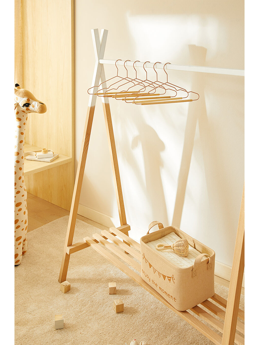 6'lı Ahşap Destekli Mat Pudra Pembe Renk Kauçuk Kaplamalı Metal Çocuk Giysi Askısı 18 x 32 x 0.3 cm-2