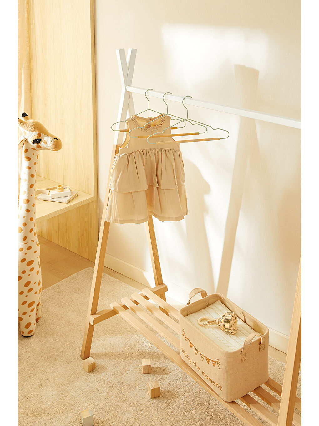 Yeşil 3'lü Ahşap Destekli Mat Mint Renk Kauçuk Kaplamalı Metal Çocuk Giysi Askısı 18 x 32 x 0.3 cm-1