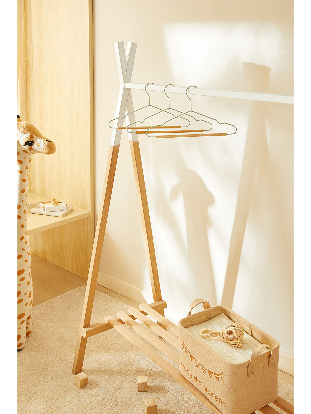 Yeşil 3'lü Ahşap Destekli Mat Mint Renk Kauçuk Kaplamalı Metal Çocuk Giysi Askısı 18 x 32 x 0.3 cm-2